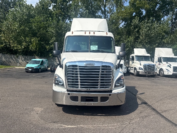 2018 Freightliner Cascadia in Ypsilanti, MI — photo 2