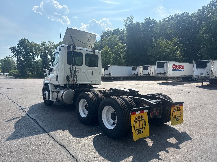 2018 Freightliner Cascadia in Ypsilanti, MI — photo 5