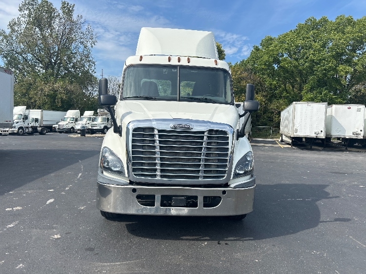 2019 Freightliner Cascadia in Indianapolis, IN — photo 2