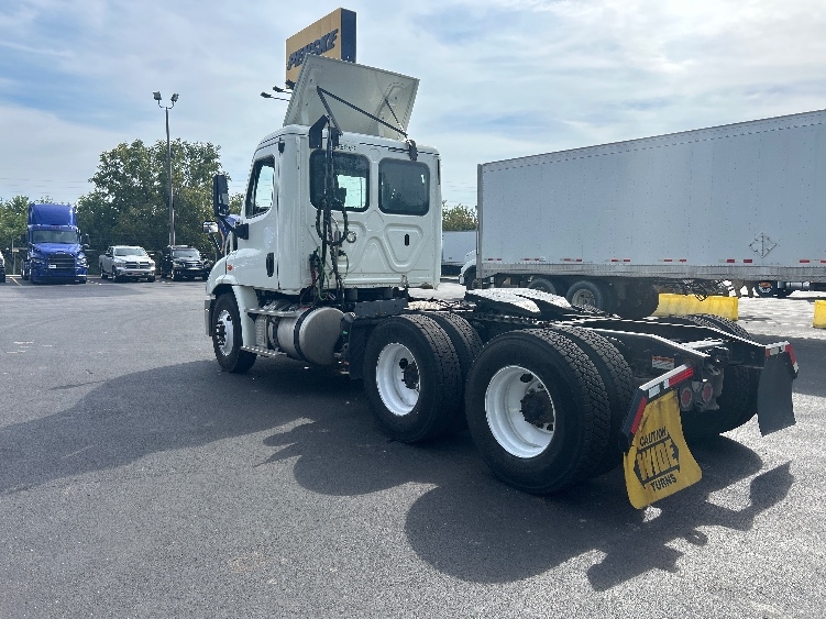 2019 Freightliner Cascadia in Indianapolis, IN — photo 5