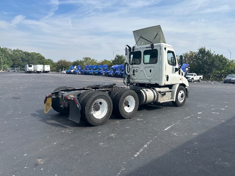 2019 Freightliner Cascadia in Indianapolis, IN — photo 7