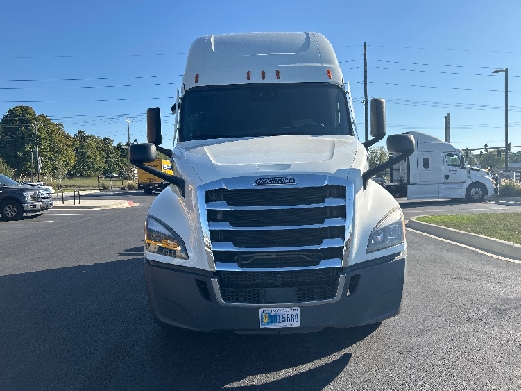 2021 Freightliner Cascadia in Lowell, AR — photo 2