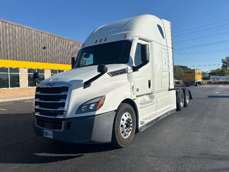 2021 Freightliner Cascadia in Lowell, AR — photo 3