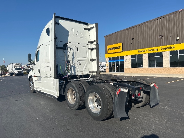 2021 Freightliner Cascadia in Lowell, AR — photo 5