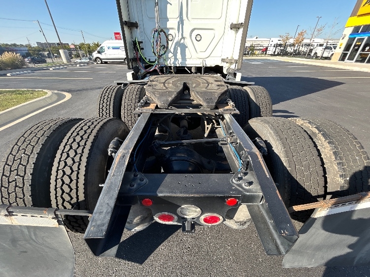 2021 Freightliner Cascadia in Lowell, AR — photo 6