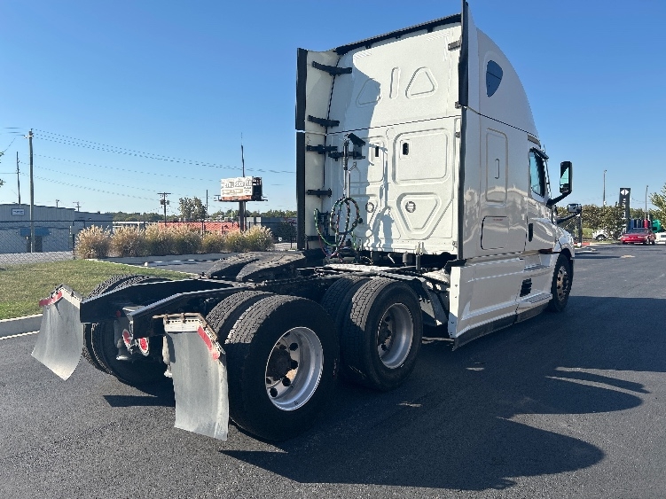 2021 Freightliner Cascadia in Lowell, AR — photo 7
