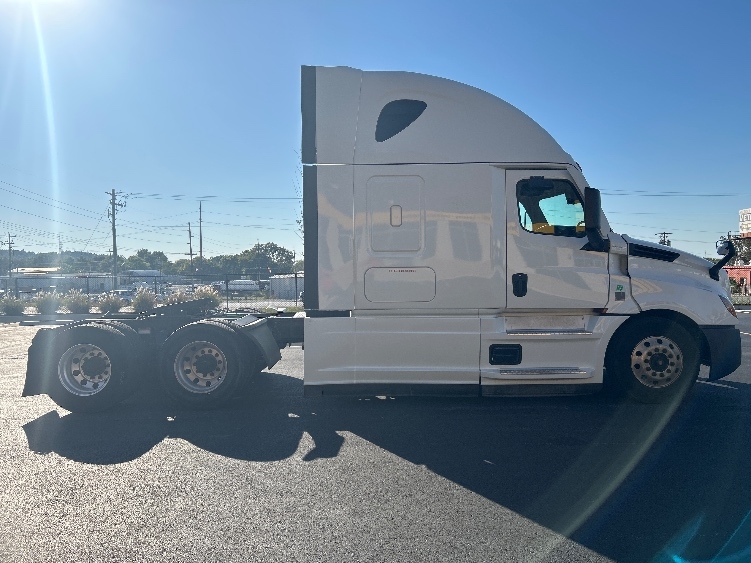 2021 Freightliner Cascadia in Lowell, AR — photo 8