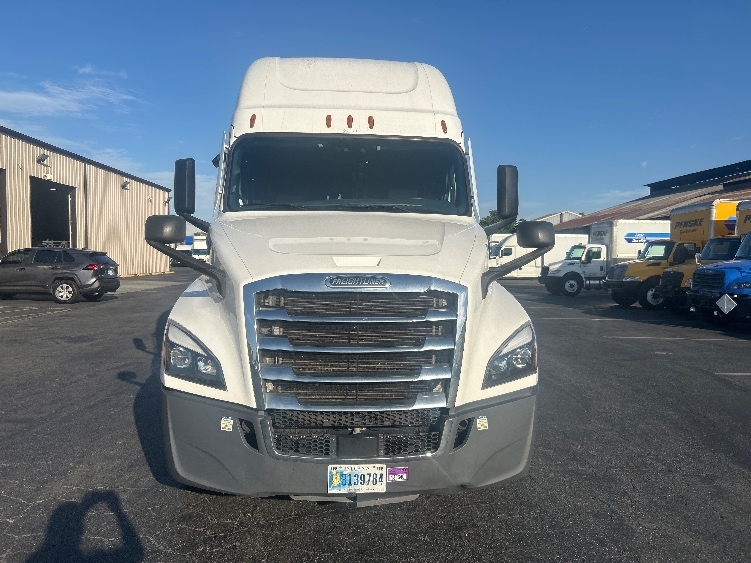 2022 Freightliner Cascadia in Montebello, CA — photo 2