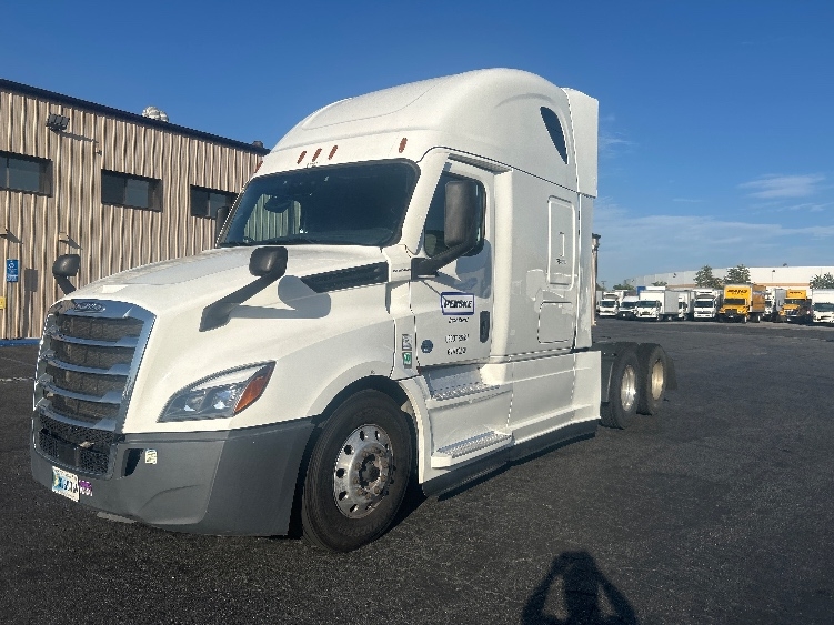 2022 Freightliner Cascadia in Montebello, CA — photo 3