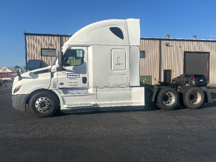 2022 Freightliner Cascadia in Montebello, CA — photo 4