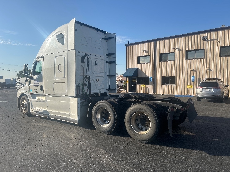 2022 Freightliner Cascadia in Montebello, CA — photo 5