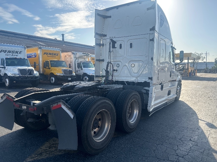 2022 Freightliner Cascadia in Montebello, CA — photo 7