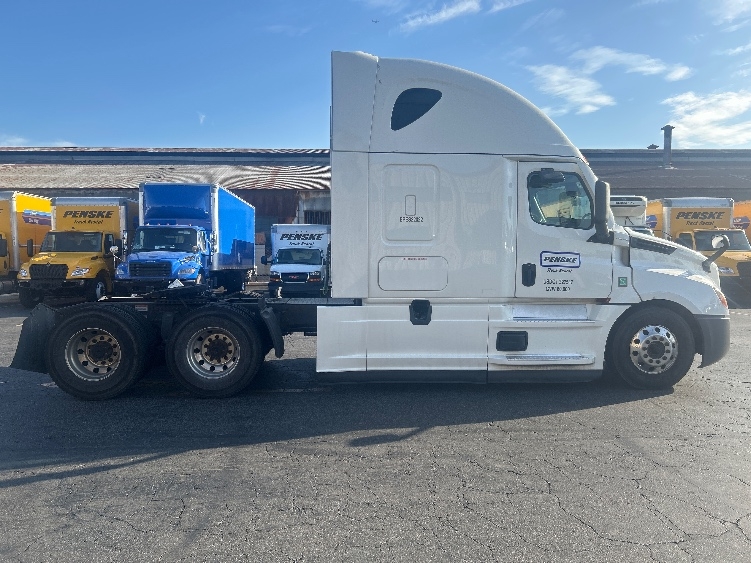 2022 Freightliner Cascadia in Montebello, CA — photo 8