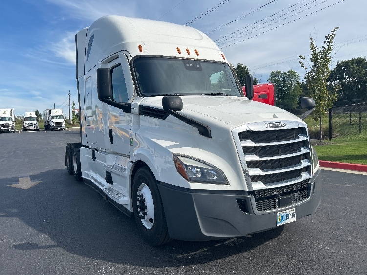 2022 Freightliner Cascadia in Lowell, AR