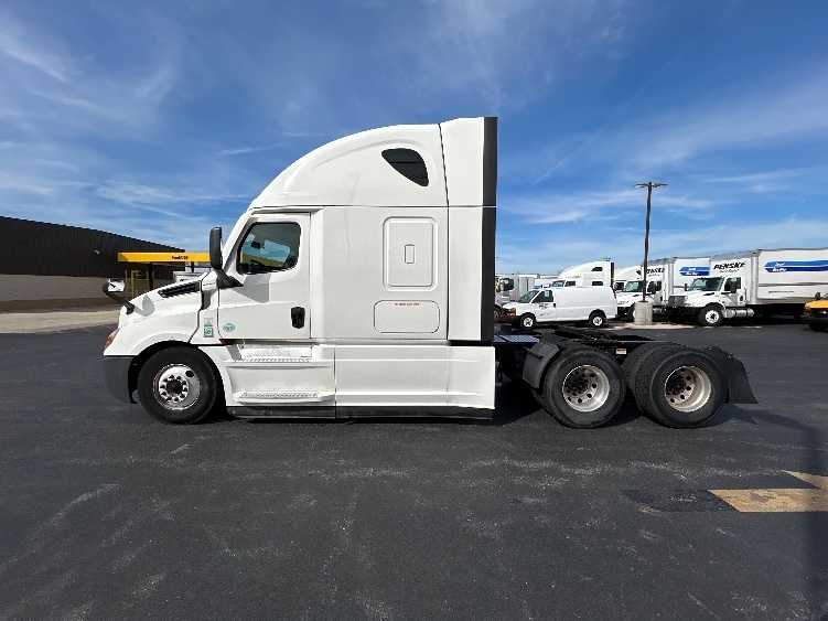 2022 Freightliner Cascadia in Lowell, AR — photo 4