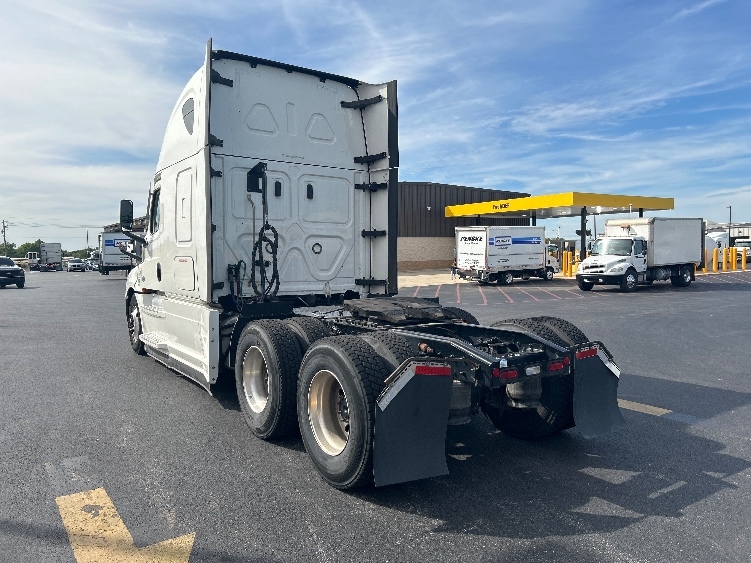 2022 Freightliner Cascadia in Lowell, AR — photo 5