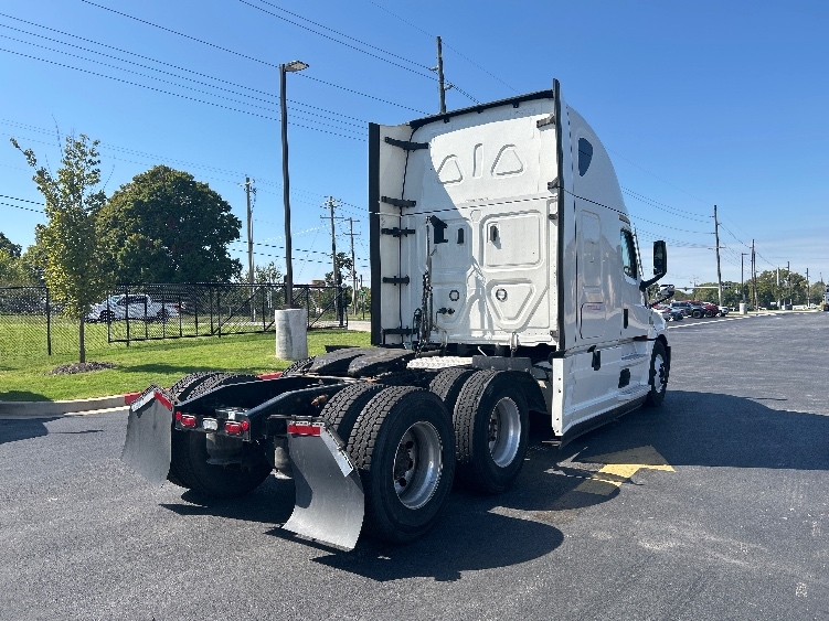 2022 Freightliner Cascadia in Lowell, AR — photo 7