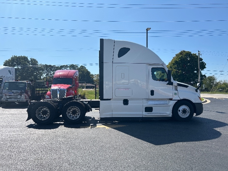 2022 Freightliner Cascadia in Lowell, AR — photo 8