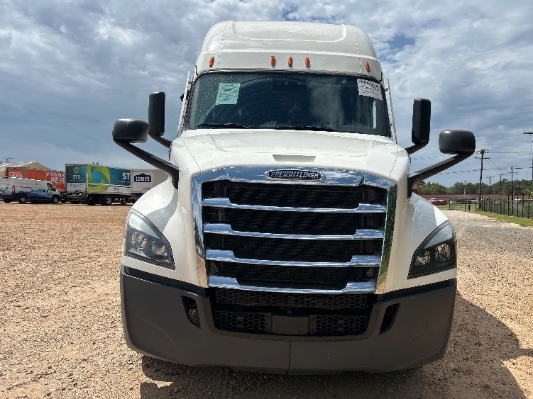 2022 Freightliner Cascadia in Dallas, TX — photo 2