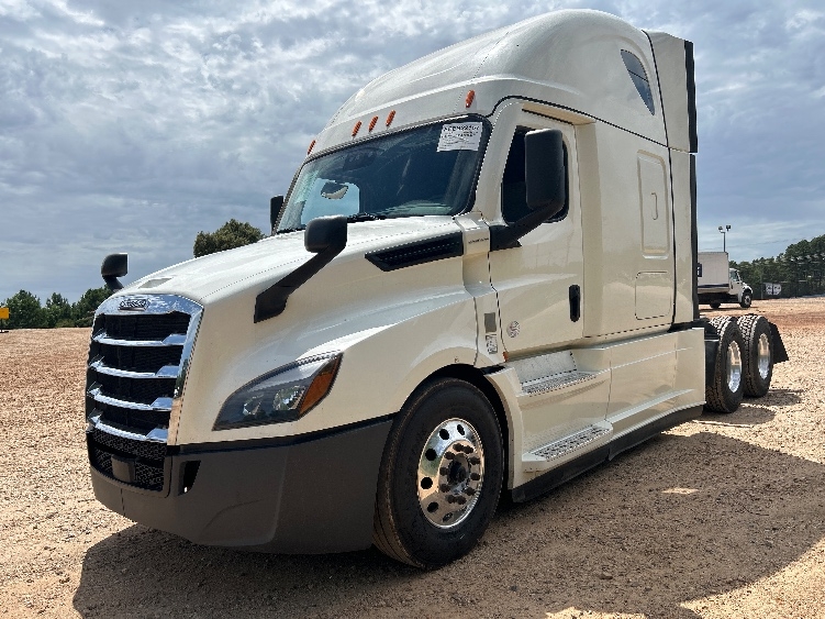 2022 Freightliner Cascadia in Dallas, TX — photo 3