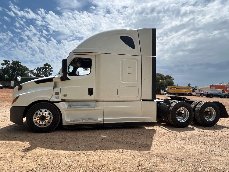 2022 Freightliner Cascadia in Dallas, TX — photo 4