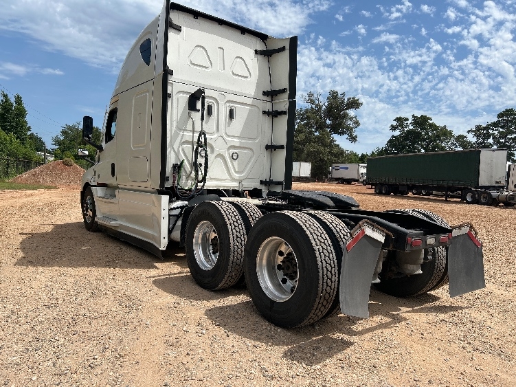 2022 Freightliner Cascadia in Dallas, TX — photo 5