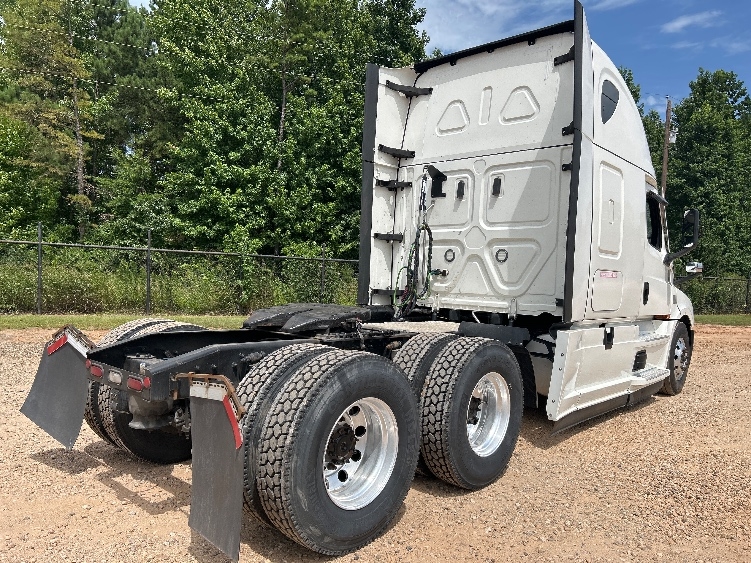2022 Freightliner Cascadia in Dallas, TX — photo 7