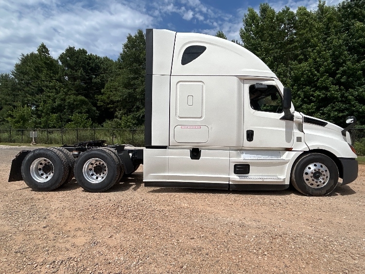 2022 Freightliner Cascadia in Dallas, TX — photo 8