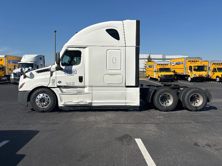 2022 Freightliner Cascadia in Madison, AL — photo 4