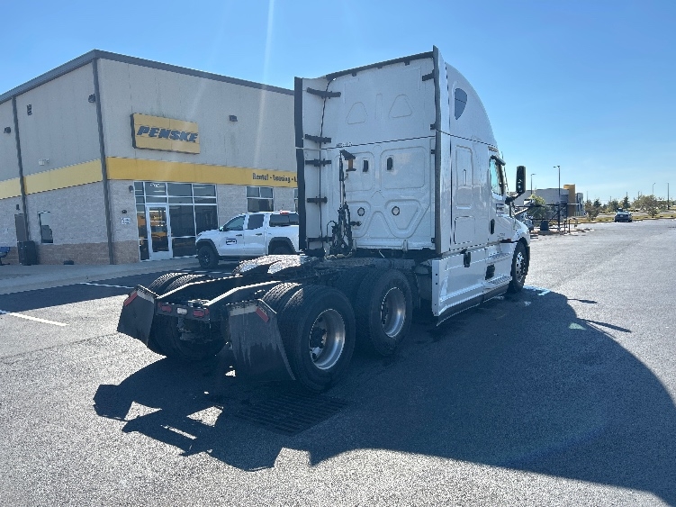 2022 Freightliner Cascadia in Madison, AL — photo 7