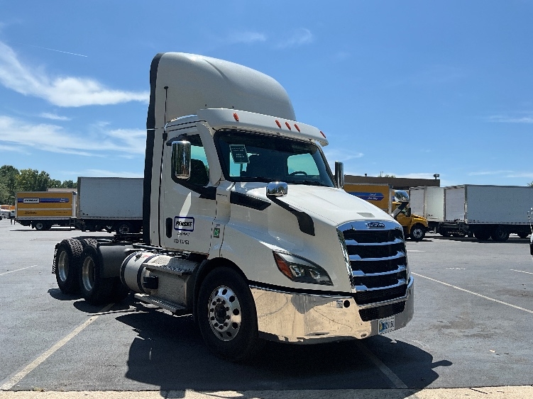 2021 Freightliner Cascadia in Alexandria, VA
