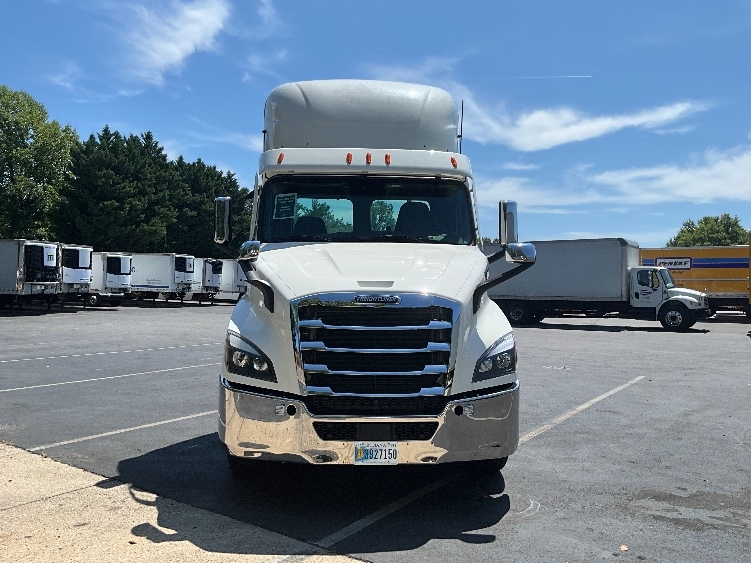 2021 Freightliner Cascadia in Alexandria, VA — photo 2