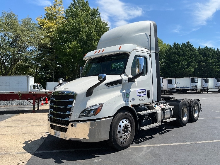 2021 Freightliner Cascadia in Alexandria, VA — photo 3