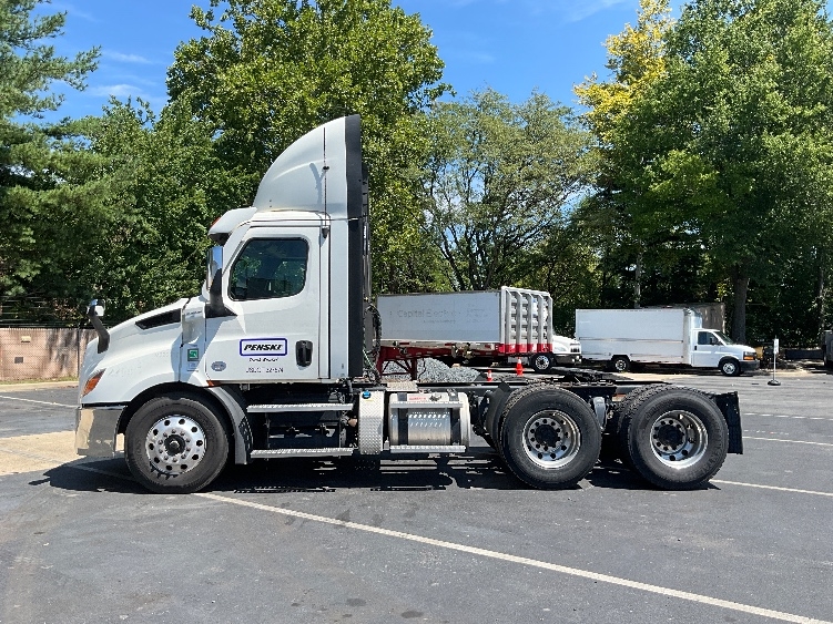 2021 Freightliner Cascadia in Alexandria, VA — photo 4