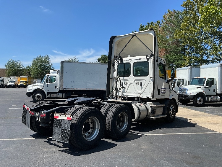 2021 Freightliner Cascadia in Alexandria, VA — photo 7