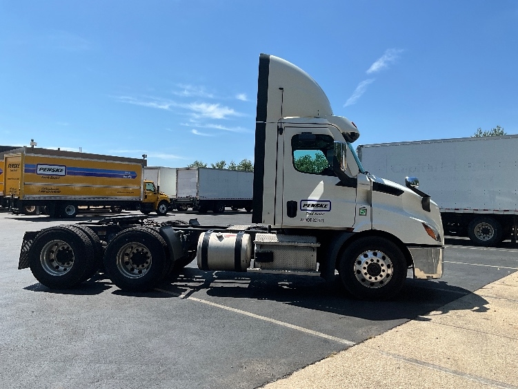 2021 Freightliner Cascadia in Alexandria, VA — photo 8