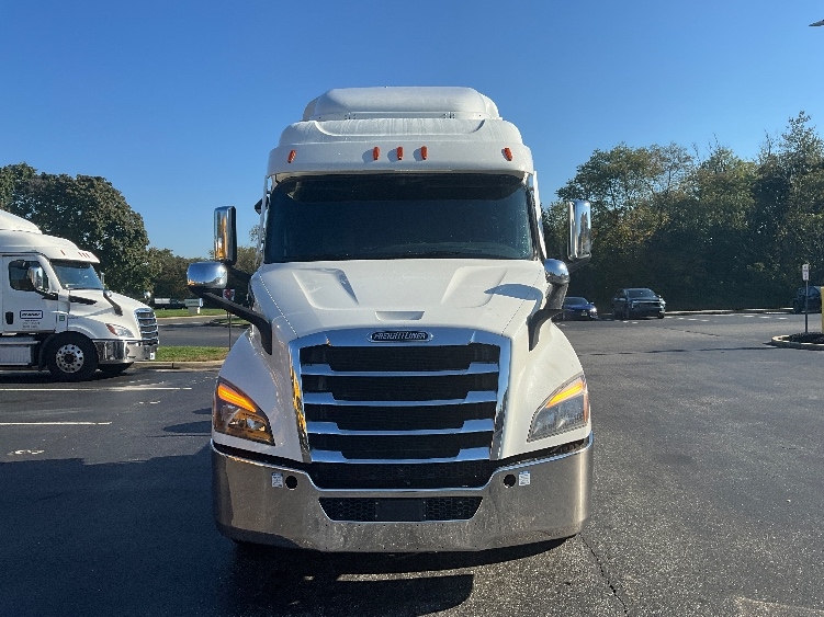 2021 Freightliner Cascadia in Swedesboro, NJ — photo 2