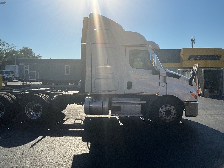 2021 Freightliner Cascadia in Swedesboro, NJ — photo 8