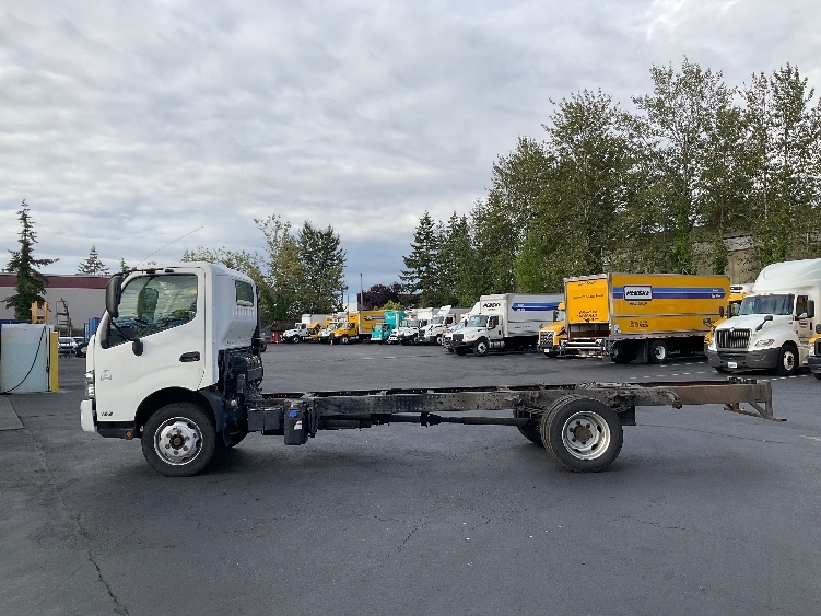 2017 Hino 195 in Kent, WA — photo 4