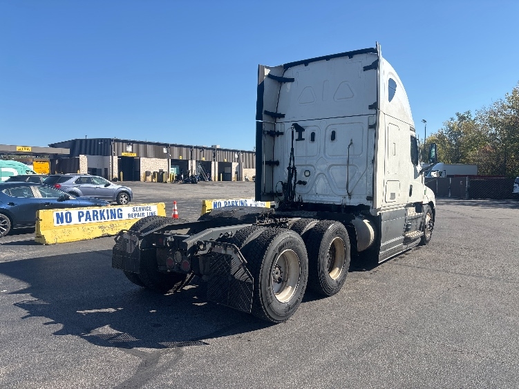 2023 Freightliner Cascadia in Middlefield, OH — photo 7