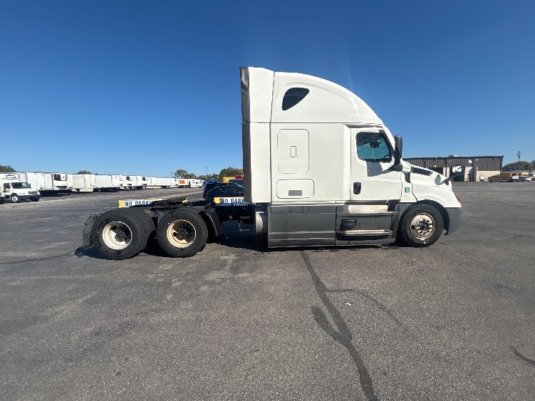 2023 Freightliner Cascadia in Middlefield, OH — photo 8