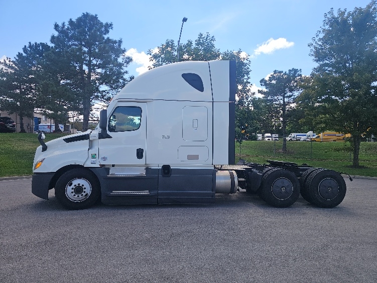 2023 Freightliner Cascadia in Kansas City, MO — photo 4