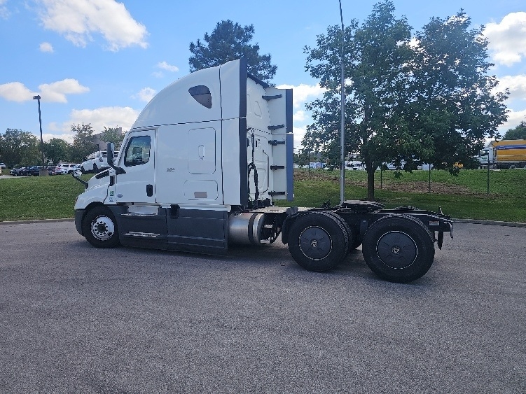 2023 Freightliner Cascadia in Kansas City, MO — photo 5