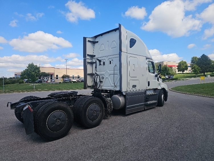 2023 Freightliner Cascadia in Kansas City, MO — photo 7