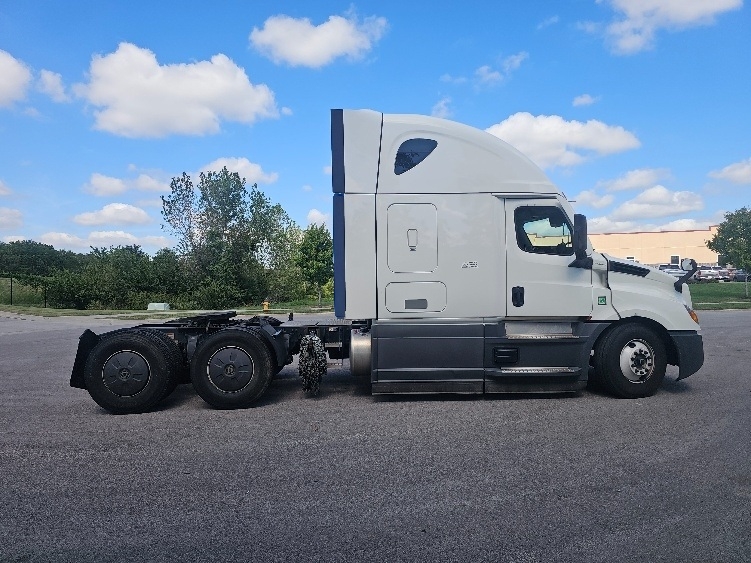 2023 Freightliner Cascadia in Kansas City, MO — photo 8