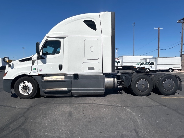 2023 Freightliner Cascadia in Las Vegas, NV — photo 4