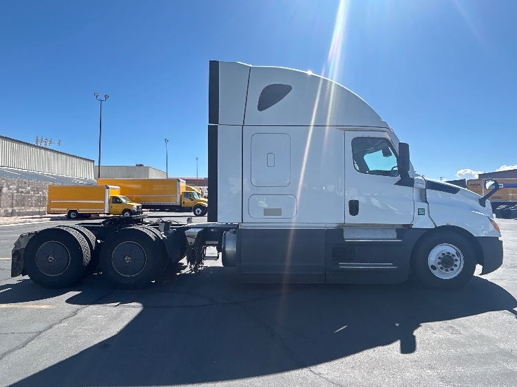 2023 Freightliner Cascadia in Las Vegas, NV — photo 8