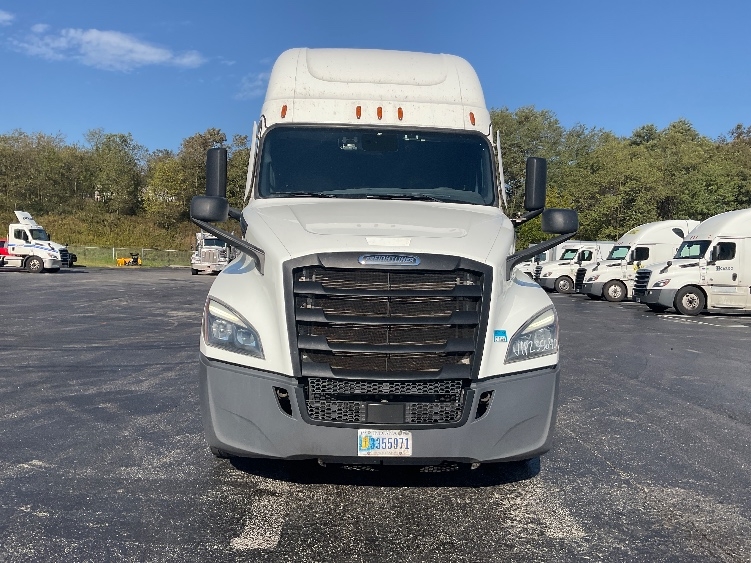 2023 Freightliner Cascadia in Akron, OH — photo 2
