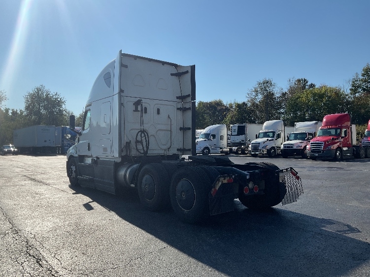 2023 Freightliner Cascadia in Akron, OH — photo 5