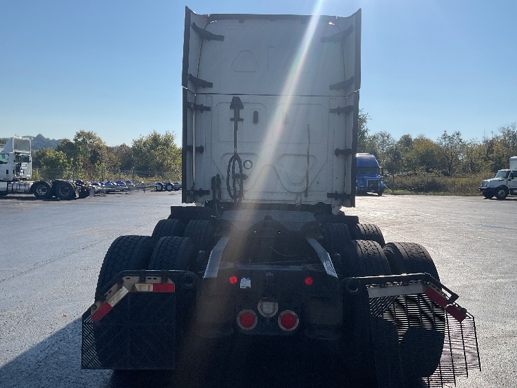 2023 Freightliner Cascadia in Akron, OH — photo 6